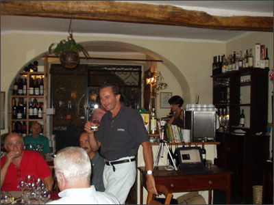 Walter Massa, in piedi in un momento della serata