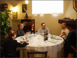 Il gruppo dei guidaioli a tavola