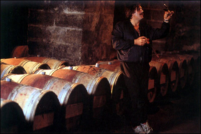 Depardieu mentre degusta il suo vino
