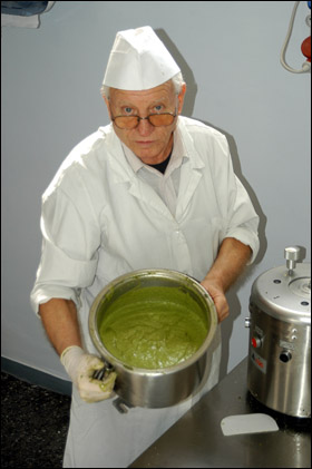 Franco Fassone con pesto appena fatto