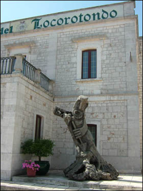 Scultura ulivo presso la Cantina di Locorotondo